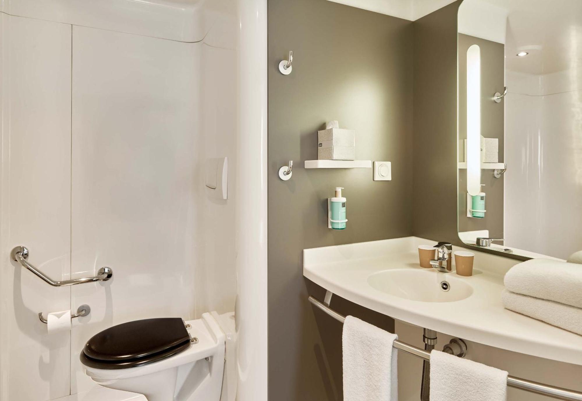 B&B Hotel Rueil-Malmaison Gare Экстерьер фото